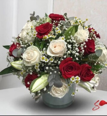 Red & White Rose Vase