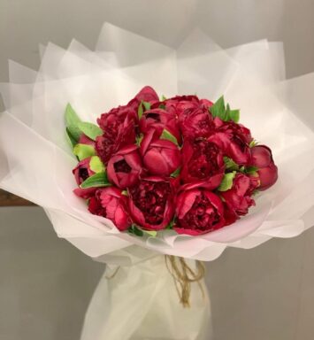 Red Rose & Palm – Elegant & Timeless Arrangement